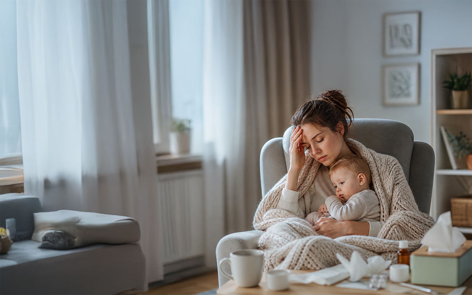 Zmęczona mama z katarem siedząca na fotelu - symbol konieczności dbania o siebie